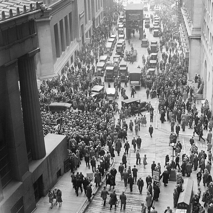 Personas esperando fuera del mercado de acciones de Nueva York en el día clave de la crisis económica.