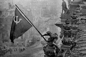 Alzamiento de la bandera soviética en el Reichtag alemán, Berlín 1945
