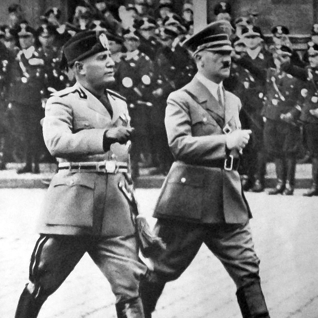 Mussolini y Hitler en Berlín, 1937. Ambos líderes de regímenes totalitarios.
