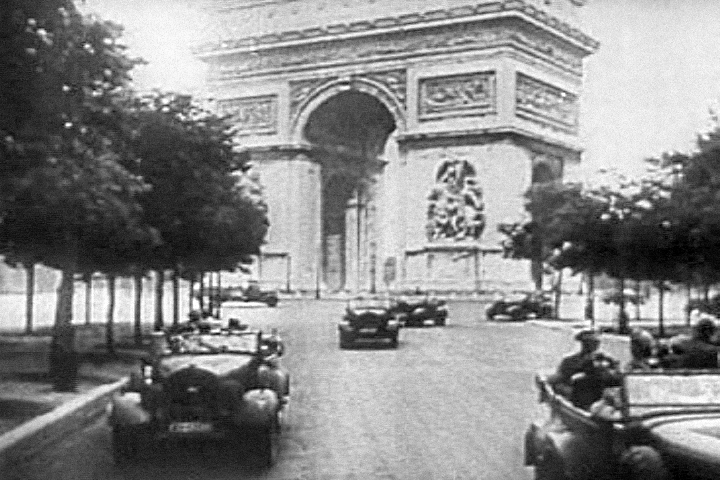Ejército nazi desfilando en los Campos Elíseos, Paris 1940