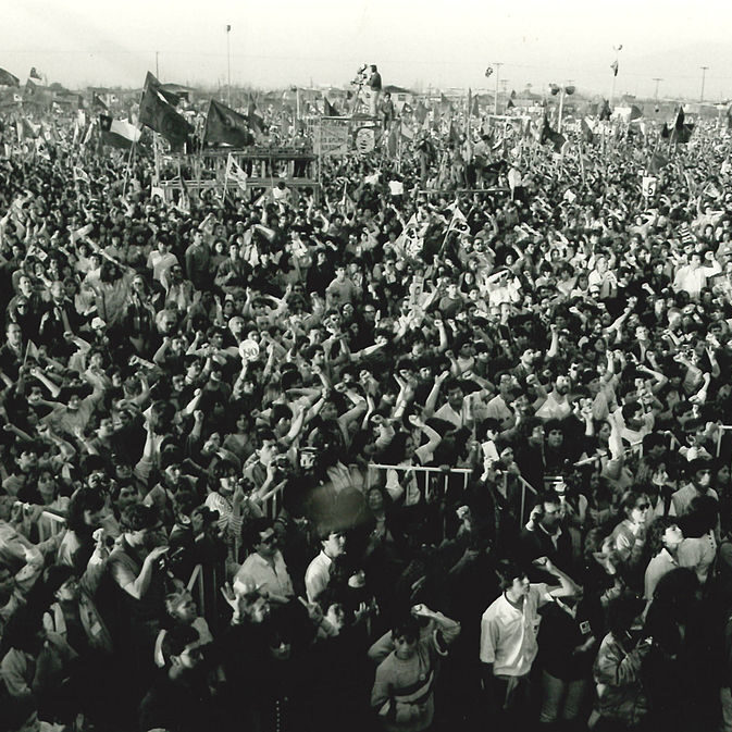 Concentración masiva de adherentes a la opción No durante la campaña para el plebiscito de 1988 